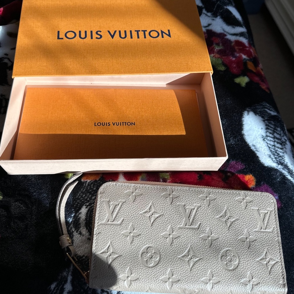 Louis Vuitton Wallet - Picture 2 of 2